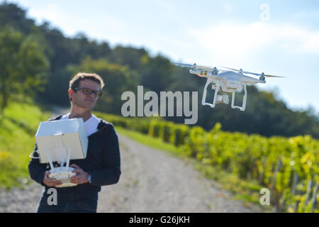L'uomo flying drone in vigneto, Champagne, Francia Foto Stock