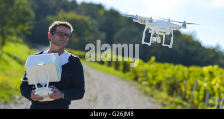 L'uomo flying drone in vigneto, Champagne, Francia Foto Stock