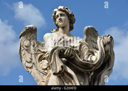 Dettaglio di un angelo di marmo con vestito e dadi da Ponte Sant'Angelo bridge, nel centro di Roma Foto Stock