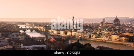 Vista panoramica sullo skyline di Firenze al tramonto visto dal Piazzale Michelangelo Foto Stock