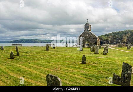 CWM YR Eglwys, un villaggio sulla costa settentrionale di Pembrokeshire. I resti della chiesa erano tutto ciò che è stato lasciato dopo una tempesta Foto Stock