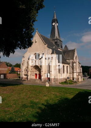 AJAXNETPHOTO. 23RD SEPT, 2013. MAILLY MAILLET, Francia. - 16esimo secolo SAINT PIERRE CHIESA - portale ovest e la facciata di San.Pietro Chiesa nella Somme regione della Piccardia costruito durante il regno di JEAN III, dietro le linee britanniche nel 1916 Battaglia delle Somme offensivo. Foto:JONATHAN EASTLAND/AJAX Ref:G4 132309 3033 Foto Stock