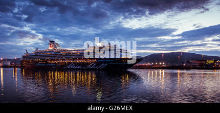 La Mein Schiff nave da crociera lasciare Belfast Lough il 24 maggio 2016. Foto Stock