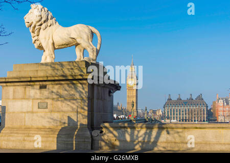 South Bank Lion sul Westminster Bridge con il Big Ben Foto Stock