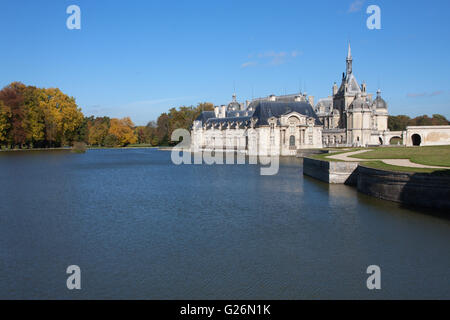 Il castello di Chantilly in Francia - lago in primo piano Foto Stock