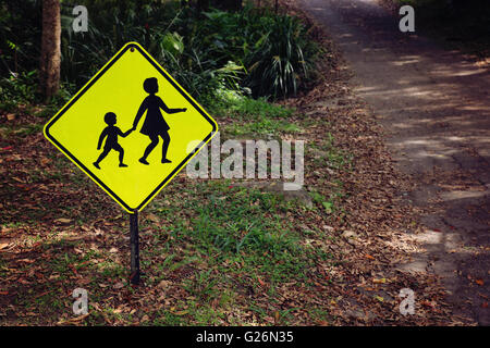 Rustico bambini giallo segno di attraversamento, tonificante Foto Stock