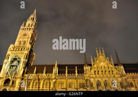 Scena notturna del municipio al Marienplatz a Monaco di Baviera, Germania Foto Stock