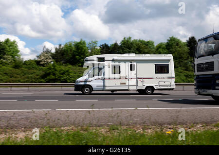 Camper sulla autostrada M40, Warwickshire, Regno Unito Foto Stock