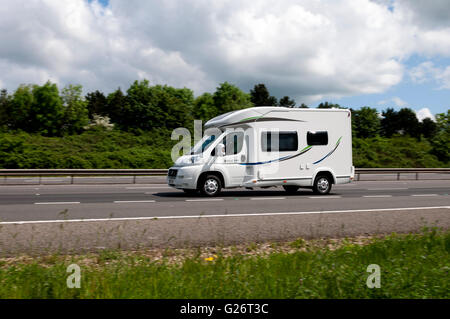 Piccolo camper sulla autostrada M40, Warwickshire, Regno Unito Foto Stock