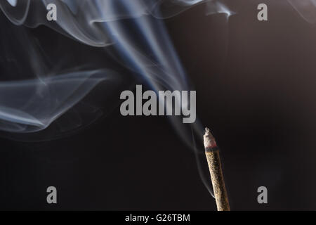 Uno stick di incenso con fumo Foto Stock