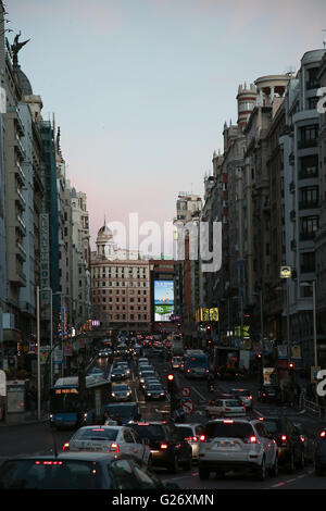 Una vista di Gran Via al crepuscolo. Viste generali a Madrid durante il 2016 San Isidro festival Foto Stock