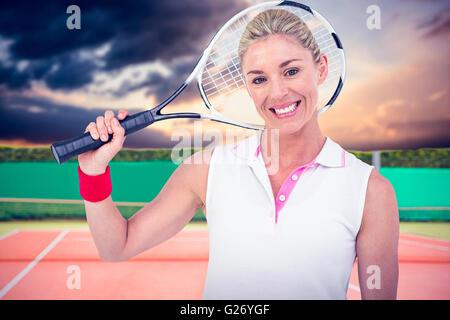 Immagine composita del ritratto di felice atleta racchetta di contenimento Foto Stock