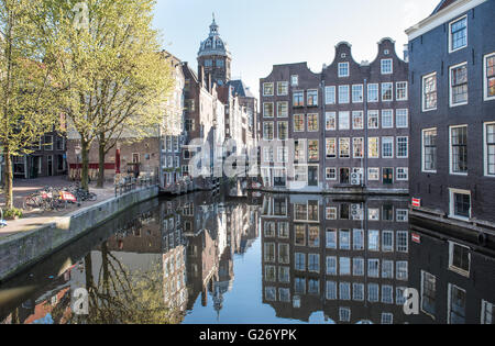 Oudezijds Voorburgwal , è una strada e il canale nel quartiere a luci rosse nel centro di Amsterdam. Foto Stock