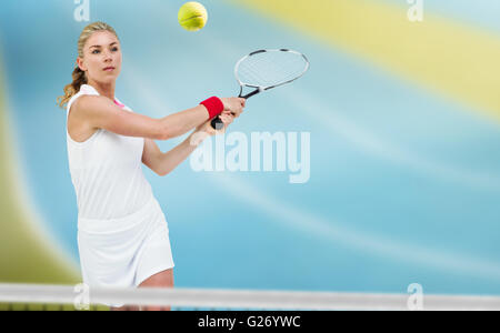 Immagine composita di atleta giocando a tennis con una racchetta Foto Stock