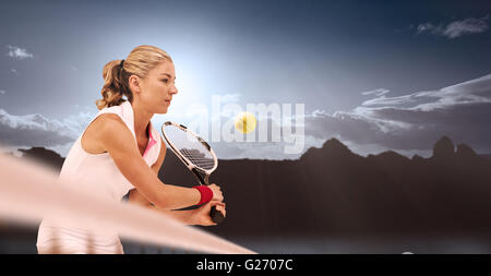 Immagine composita di atleta giocando a tennis con una racchetta Foto Stock
