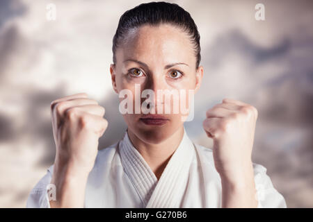 Immagine composita del combattente donna eseguendo il karate posizione Foto Stock