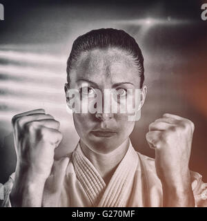 Immagine composita del combattente donna eseguendo il karate posizione Foto Stock