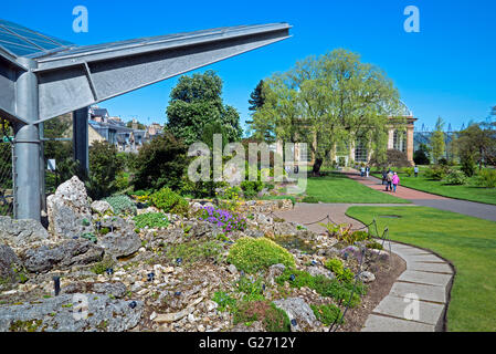 Il nuovo Alpine serra in Royal Botanic Garden Edinburgh (RBGE) con il vecchio Palm Victorian House in background. Foto Stock