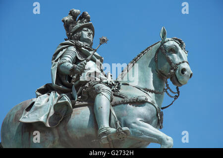 La monarchia portoghese. Guardando verso l'alto la grande statua equestre in bronzo di Jóse 1st. Il re del Portogallo dal 1750 fino al 1777. Praça do Comércio, Lisbona. Foto Stock