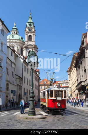 Storico tram numero 349 e street orologio nella Città Minore di Praga, Repubblica Ceca Europa Foto Stock