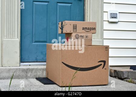 La perfezione del Amazon box consegnati a una casa residenziale Foto Stock