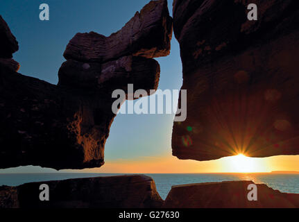 Portogallo: Silhouette di curiosa formazione rocciosa e scenic Tramonto a Capo Carvoeiro Foto Stock