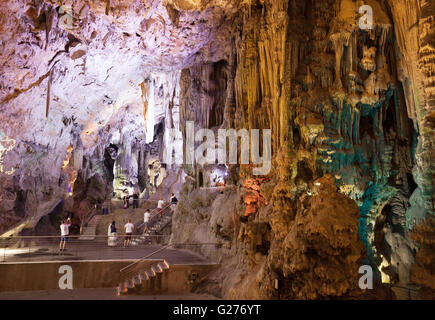 I turisti in St Michaels Grotta, Gibilterra in Europa Foto Stock