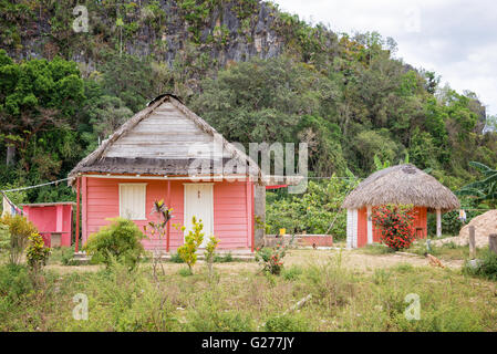 Coloratissima casa in montagna vicino a Vinales Foto Stock