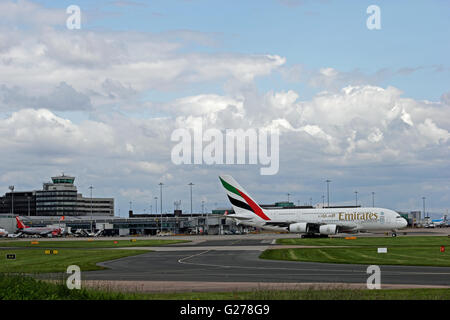 Emirates Airlines Airbus A380-861 aereo di linea lasciando il terminale all'Aeroporto Internazionale di Manchester Foto Stock