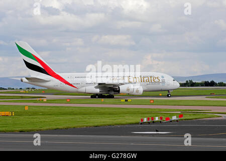 Emirates Airlines Airbus A380-861 aereo di linea di rullaggio all'Aeroporto Internazionale di Manchester Foto Stock