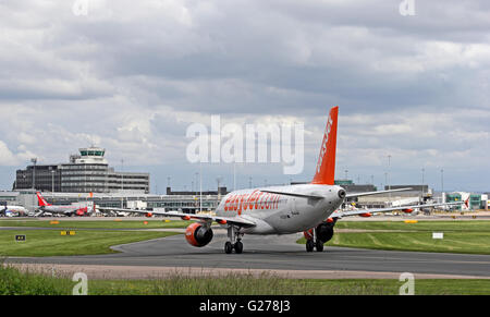 Easyjet Airbus A320-214 aereo di linea terminale di avvicinamento all'Aeroporto Internazionale di Manchester Foto Stock