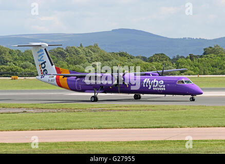 Flybe Bombardier Dash 8 Q400 aereo in rullaggio all'Aeroporto Internazionale di Manchester Foto Stock