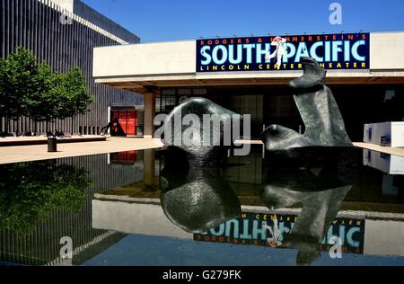 New York City: Vivian Beaumont Theatre e Henry Moore sculture di Paolo Milstein Piscina e terrazza Foto Stock