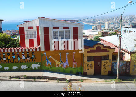 Graffii lungo una parete di strada a Valparaiso, Cile Foto Stock