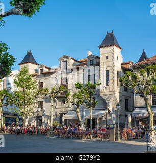 Per coloro che godono di una terrazza bar sul posto Luigi XIV di Saint Jean de Luz con Maison Louis XIV in background. Foto Stock