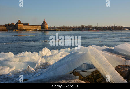 Serata sul fiume Neva. La fortezza di 'Oreshek'. Foto Stock
