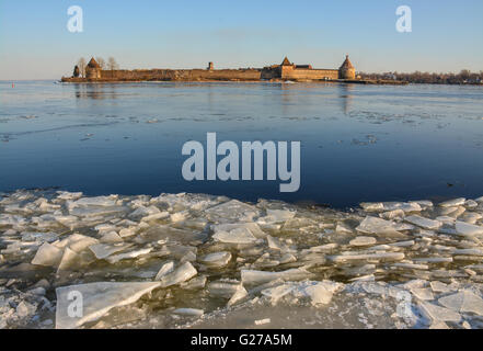 Serata sul fiume Neva. La fortezza di 'Oreshek'. Foto Stock