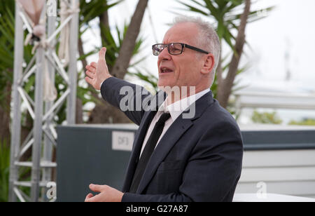 Direttore del Festival Thierry Fremaux accoglie con favore premere fotografi per la sessantanovesima Cannes Film Festival mercoledì 11 maggio 2016, Foto Stock