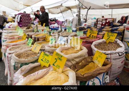 Turca locale bazaar. Multi colore bulk di legume sacco per la vendita a livello locale Beykoz aria aperta pubblico Foto Stock