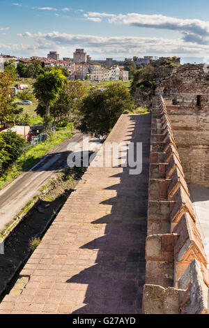 Composizione verticale vista di Yedikule fortezza rovine di parete e torre di Istanbul, Turchia Foto Stock