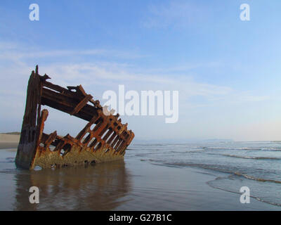 Solo le nervature del Peter Iredale rimangono. Naufragare su Oregon Coast nel 1906, lottando durante le giornate di cattivo tempo. Foto Stock