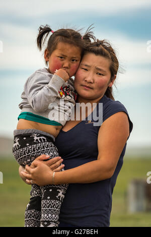 Il mongolo donne tenendo la sua bambina. Foto Stock