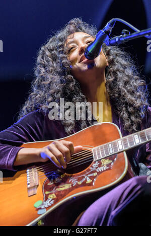 Corinne Bailey Rae effettuando al Cheltenham Jazz Festival, Inghilterra, 2016 Foto Stock