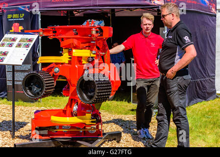 Emmaboda, Svezia - 13 Maggio 2016: la foresta e il trattore (Skog och traktor) fiera. Il rappresentante di vendita e visitatore guardando la SP Foto Stock