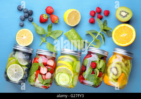 Una sana detox acqua con frutti.... Foto Stock
