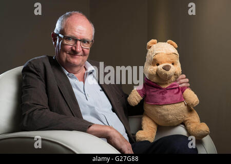 È sotto embargo per 0001 Giovedì 26 Maggio il solo uso editoriale precedentemente non sottoscritto foto datata 10/05/16 dell'attore Jim Broadbent, che ha raccontato un nuovo Winnie-the-Pooh avventura che vede l'orso di poco cervello incontrare la Regina per la prima volta che è stato rilasciato per celebrare sia della loro novantesimo compleanno. Foto Stock