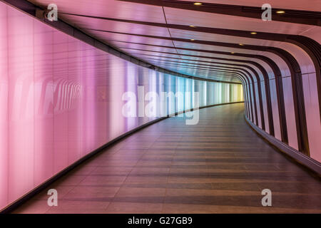 London, Regno Unito - 20 Maggio 2017 - King's Cross in stile futuristico, tunnel 90 metri lungo curve tunnel pedonale dispone di un LED Foto Stock