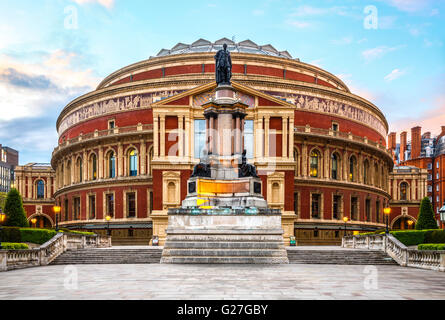 Royal Albert Hall di Londra, Inghilterra, Regno Unito, con tramonto Foto Stock