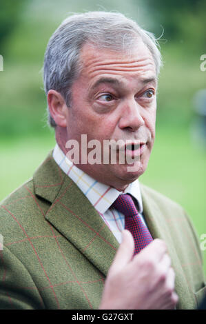 Leader UKIP Nigel Farage a bordo la sua battaglia BREXIT bus in Thorpe Hesley vicino a Sheffield Foto Stock