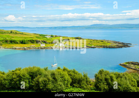 Vista sulla baia di Tarbert sull isola di Jura Scozia guardando attraverso il suono del Giura per Knapdale Foto Stock